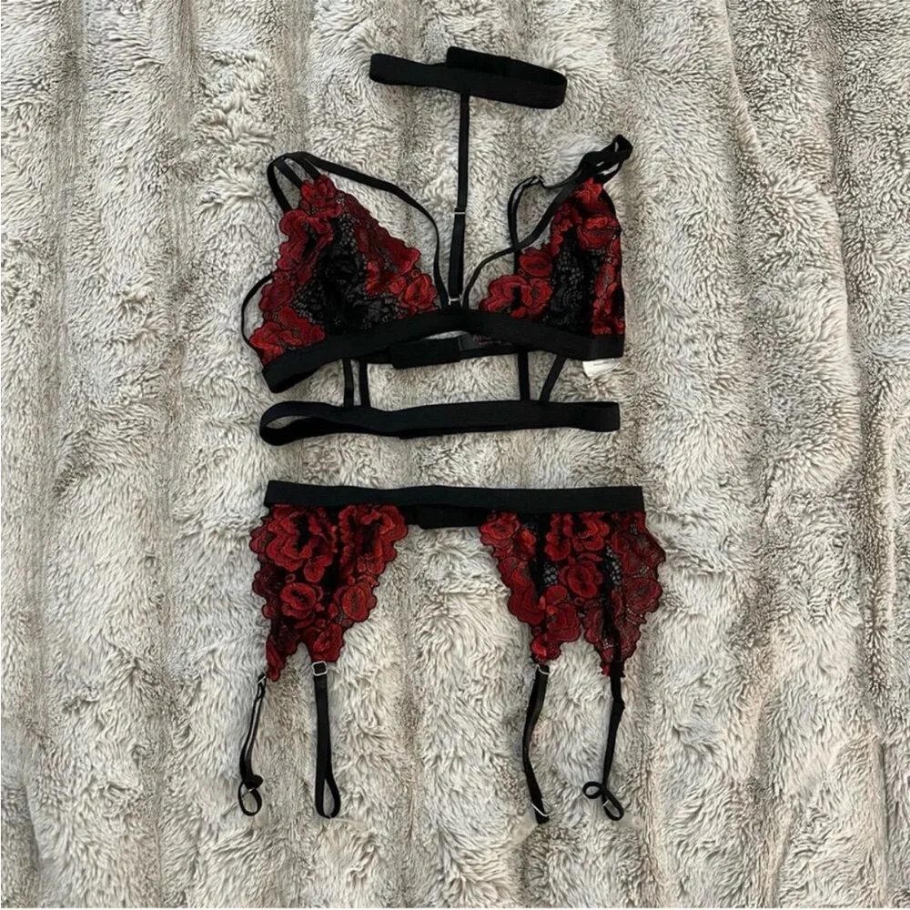 NWT Frederick’s of Hollywood Red Lace Bra & Panty Set – Size S - Picture 2 of 4